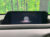 【8.8インチマツダコネクト】車内の雰囲気にマッチした大型のディスプレイ。スマホ接続でのナビ使用やBluetooth再生等、様々な機能が楽しめます。直感的なダイヤル操作が可能で、使い勝手も良好です。