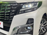 【LEDヘッドライト】悪天候や夜間走行時も良好な視界を確保し安心して運転できる高輝度LEDヘッドライトを装備!点灯速度が早く、消費電力も抑えられています。