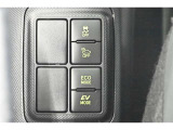 【EVドライブモードスイッチ】モーターのみを使って走行するモードです。早朝・深夜や屋内の駐車場などで、エンジン音や排気ガスを気にすることなく走ることができます。