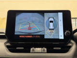 真上から見下ろしたような視点で車とその周囲を確認出来る画面と、車両後方を映し出すバックモニター画面の2つを表示してくれます。