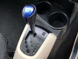 操作しやすいATシフトです。シフトチェンジを気にしなくてよいので運転だけに集中できますね。自然と手に届くところにある、手になじむ形状のシフトノブがいいですね。