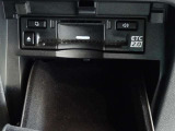 運転席お膝元にETCカード挿入口がございます。