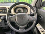 インテリアに合わせたデザインのステアリングは、運転される方のことも考え、運転しやすい形状、大きさです。是非一度、実際に触ってお確かめください。