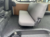 2列目シートを跳ね上げると荷室が広く使えます!
