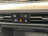 タッチコントロール式3ゾーンフルオートエアコンパネル。運転席、助手席それぞれ独立して温度管理が可能です。花粉やダストを除去するフレッシュエアフィルターも装備され、クリーンな室内環境を保ちます。