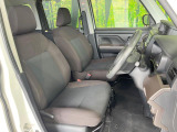 運転席まわりには十分なスペースがあり、大柄な方でもゆったり運転していただける環境です。