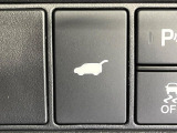 【パワーバックドア】スマートキーや運転席のボタンを押すだけでリアゲートが自動で開閉します!荷物を持っている時や、高い位置にあるバックドアを閉める際に便利な機能です♪