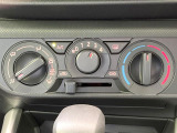 寒い冬も暑い夏も全席に快適な空調を届けてくれる、ダイヤル式エアコンを装備♪