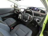 シンプルで使いやすいデザインの運転席です。