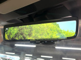 【スマートリヤビューミラー】後席の大きな荷物や同乗者で後方が確認しづらい時でも安心!カメラが撮影した車両後方の映像をルームミラー内に表示。クリアな視界で状況の確認が可能です!