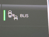 ●BLIS:ドライバーの死角を並走する車両を検出して、事故を未然に防ぐシステムです。レーダーセンサーが後方の並走車を検出すると、該当する側のドアミラー内側LEDが点灯し注意を促します。