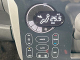 【オートエアコン】一度お好みの温度に設定すれば、車内の温度を検知し風量や温度を自動で調整。暑い&hellip;寒い&hellip;と何度もスイッチ操作をする必要はありません。快適な車内空間には必須の機能ですね♪