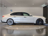 【BMWの伝統-3】BMWのお車は、&ldquo;駆け抜ける歓び&rdquo;を体現しております。走行の安定性とコーナリングの良さを追求し、思い通りにハンドルの操作可能です。