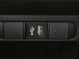 充電用USB端子付き。スマートフォンなどの充電に便利です。