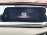 【8.8インチマツダコネクト】車内の雰囲気にマッチした大型のディスプレイ。スマホ接続でのナビ使用やBluetooth再生等、様々な機能が楽しめます。直感的なダイヤル操作が可能で、使い勝手も良好です。