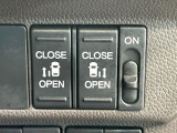 【両側スライドドア】駐車場で隣の車との間隔が狭く乗りにくい時、スライドドアなら安心!ドアオープン時も幅を取らず、開口部が広いので乗り降りがとっても簡単です。大きな荷物の出し入れも後席から可能♪