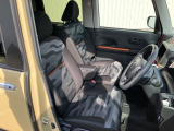 フロントベンチシートが運転席足元もゆったり、広々快適です、助手席へのウォークスルーも楽々可能ですよ☆