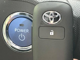 【スマートキー】カバンやポケットに入れたままでもドアの施錠・解錠が可能なスマートキーを装備。エンジンのオン・オフ時もカギを取り出す必要が無いからとっても便利です♪