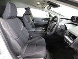 ゆったり室内で運転もしやすいです♪使い勝手の良い配置も考えられています!!