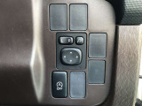 電動格納式ドアミラー付き。 狭い駐車場へ停めた時に、ボタン1つで左右のミラーをたたむ事ができます。