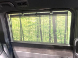 【ロールシェード】日差しや車外からの光が眩しいときにサッと引き出して使える、ロール格納タイプのサンシェードを装備。後席に乗ったお子様がウトウトしだした時など、ぜひご活用ください♪