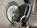 【キーレス】少し離れた場所からでもボタン一つでドアの開錠・施錠ができるのでとっても便利!ドアの鍵穴周りに傷をつけることもありません♪