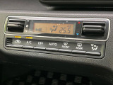 【オートエアコン】一度お好みの温度に設定すれば、車内の温度を検知し風量や温度を自動で調整。暑い&hellip;寒い&hellip;と何度もスイッチ操作をする必要はありません。快適な車内空間には必須の機能ですね♪