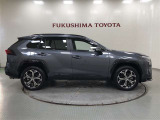 【まるごとクリーニング】シートを取り外し、車内を徹底洗浄。隅々まで丁寧に仕上げています。