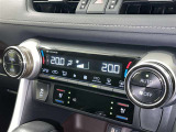左右独立温度コントロールフルオートエアコンです。運転席、助手席それぞれで独立して温度設定ができます。冷え性の方が乗っても安心ですね♪