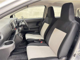トヨタ中古車「まるごとクリーニング」施工済。外装はもちろん内装はシートを外して見えない所まで徹底洗浄しています。