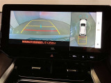 【パノラミックビュー&バックビュー】駐車時の安全確認をする為に車両上方からの映像と後方カメラからのを同時に表示しバックガイドも付いているのでバックの苦手な方でも安心して運転出来ますよ。