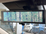 【インテリジェントルームミラー】後席の大きな荷物や同乗者で後方が確認しづらい時でも安心!カメラが撮影した車両後方の映像をルームミラー内に表示。クリアな視界で状況の確認が可能です!