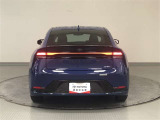 横一線にシャープな光を放つ、リヤコンビネーションランプ!特徴的な見た目で、後続車からの視認性を確保!