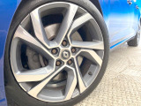 ●純正18インチアルミホイール:輸入車ならではの卓越した走りを支えるホイールと足回りです!日本車の走りに慣れている方にもぜひ体感して頂きたいほど、高いレベルでまとまっています!