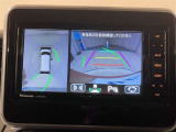 パノラミックビューモニター付きです。車両を上から見たような映像をディスプレイオーディオ画面に表示。運転席からの目視だけでは見にくい、車両周辺の状況をリアルタイムでしっかり確認できます。