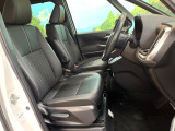 運転席まわりには十分なスペースがあり、大柄な方でもゆったり運転していただける環境です。