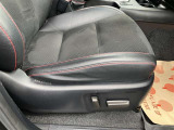 パワーシート搭載。微妙な調整が手軽にでき、最適なポジションで運転することが可能です。