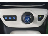 ハイブリッドカーですが運転操作は普通の車と変わりませんのでご安心ください。操作方法はスタッフが説明いたしますのでお気軽にご質問ください