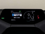 【トップマウントメーター】7インチディスプレイにミニマルなグラフィックメーターやLEDインジケーターを表示します。視線移動少なく表示が確認できる、運転に集中しやすい構成となっています。