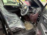 運転席はこちらです。プライベートな車内なのでリラックスできる空間を。