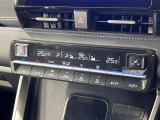 【左右独立型フルオートエアコン】運転席と助手席でそれぞれお好みの温度に設定可能。同乗者にも配慮した、快適な空調をお届け致します。