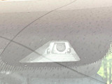 【ホンダセンシング】走行中に前方の車両等を認識し、衝突しそうな時は警報とブレーキで衝突回避と被害軽減をアシスト。より安全にドライブをお楽しみいただけます。