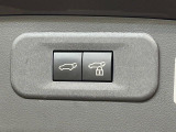 【パワーバックドア】スマートキーや運転席のボタンを押すだけでリアゲートが自動で開閉します!荷物を持っている時や、高い位置にあるバックドアを閉める際に便利な機能です♪