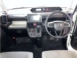 運転席周りのレイアウトをご覧ください。ナビゲーションが綺麗に装着されすっきり収まってますね!