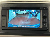【バックカメラ】 駐車時に車両後方の様子を見ることができるので、運転の不安を軽くします。