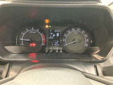視認性に優れたメーターを採用しており、走行中でも車速や情報が分かりやすく表示されます。運転時の視線移動をむりのない範囲に抑え、快適で安心感のあるドライブをサポートします。