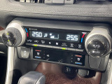 【シートヒーター&ベンチレーション】夏場は涼しい風でお尻や背中の熱やムレを防ぎ、冬はエアコンよりも早く温まってポカポカに!季節を問わず快適に過ごせます。