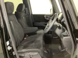 女性でも運転がしやすいように、シートの高さ調整機能(シートリフター)がついています。運転席と助手席の間が空いている為、助手席側への移動がスムーズです。交通量の多い道でも助手席側から乗り降りができます。