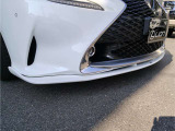 フロントアンダースポイラーのデザイン性。 RC 350 Fスポーツのスポーティなスタイリングをさらに引き締め、低重心で精悍な見た目を演出します。