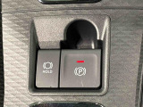 指先だけで簡単に操作が可能な電動パーキングブレーキを採用。「HOLD」スイッチを押すと、渋滞や信号待ちなどでブレーキペダルから足を離しても、ブレーキを保持するので安心です
